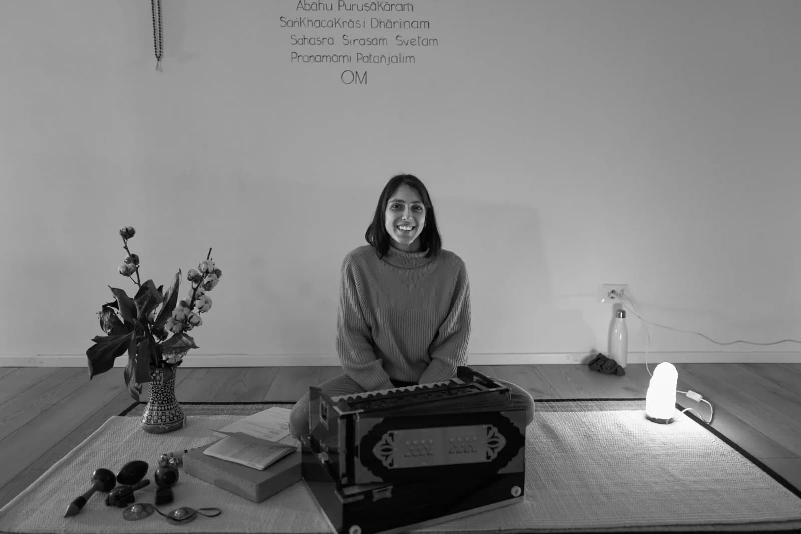Luisa Stambene con l'harmonium indiano