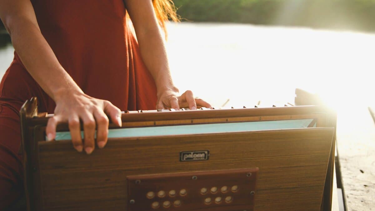 Donna suona l'harmonium indiano immersa nella natura