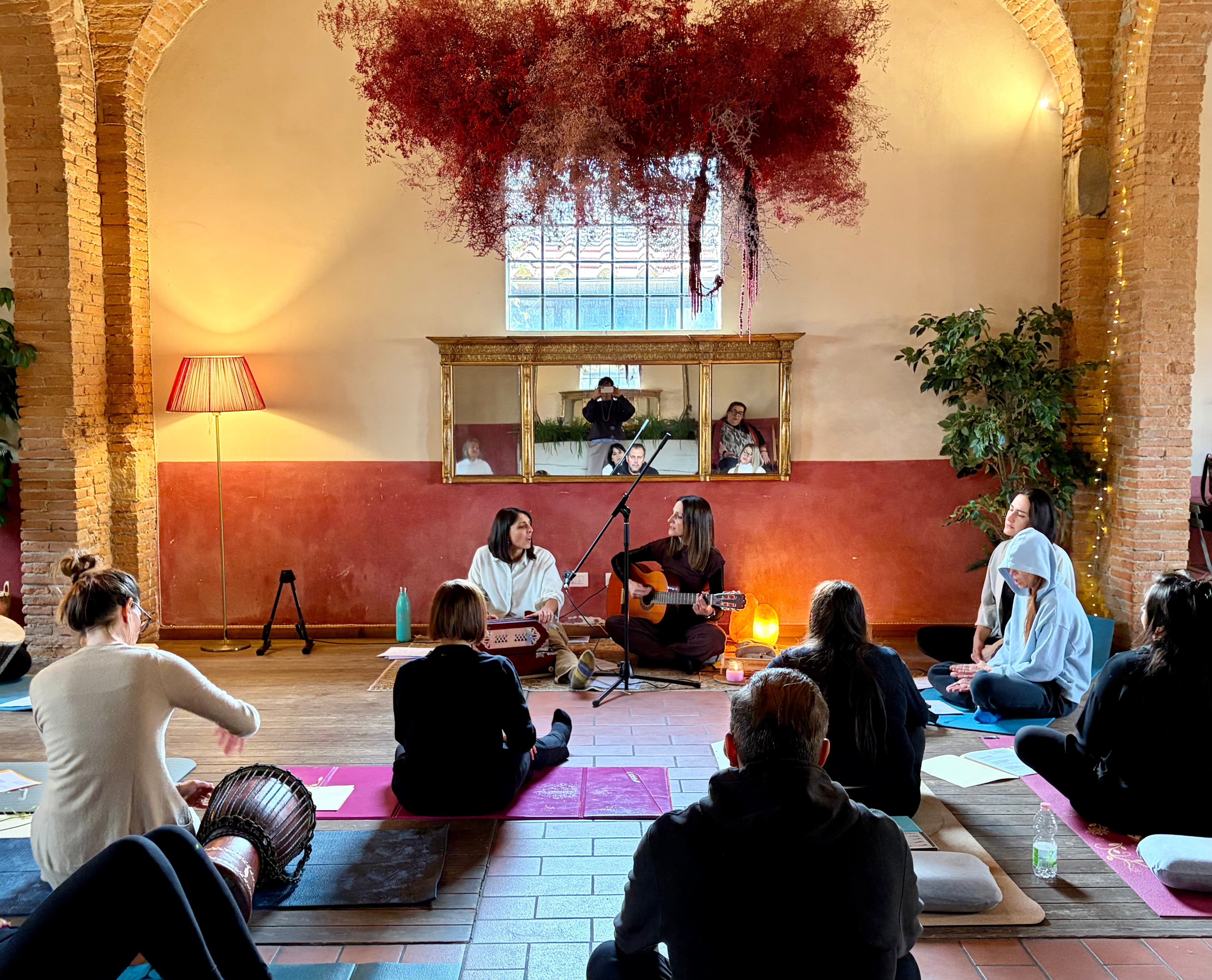 Gruppo kirtan con harmonium indiano