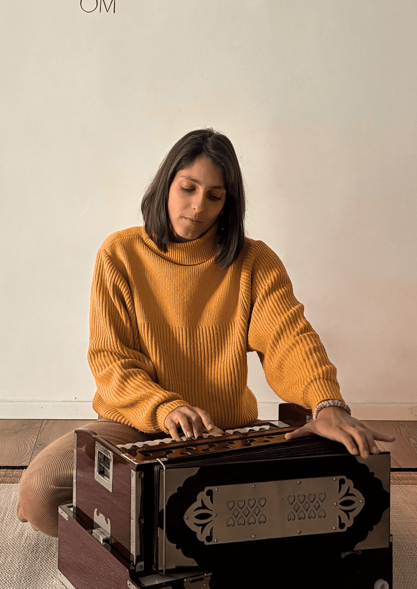 Luisa suona l'harmonium indiano